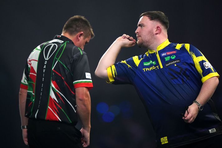 Luke Littler, ríkjandi heimsmeistari í pílukasti, þurfti ekki að hafa mikið fyrir sigrinum í 2.umferð HM í kvöld