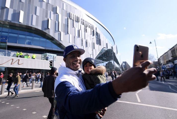 Stuðningsmaður Tottenham fyrir utan nýja leikvanginn.