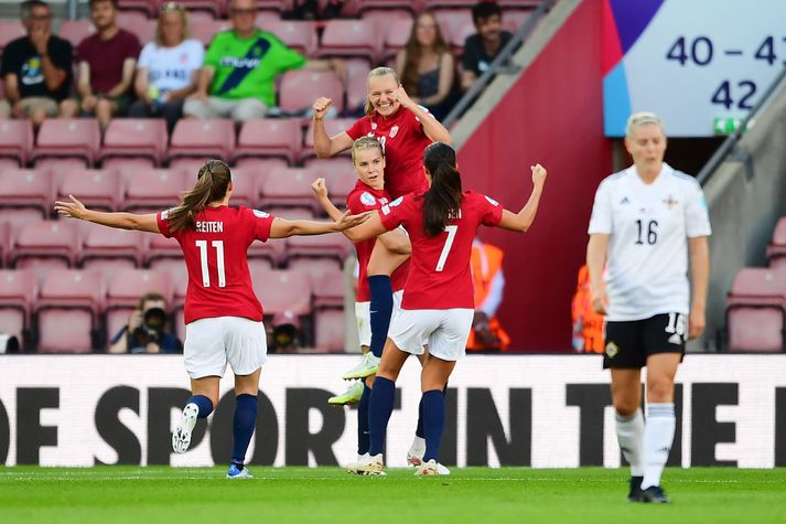 Frida Maanum, Ingrid Syrstad Engen, Guro Reiten, Ada Hegerberg og liðsfélagar þeirra hjá norska liðinu léku við hvurn sinn fingur á St. Mary's-leikvangnum í kvöld. 
