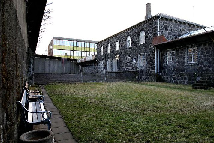 Hegningarhúsið Í Hegningarhúsinu á Skólavörðustíg voru sextán fangar vistaðir í gær. Tvísett var í fimm klefa. Fangelsið er á undanþágu til áramóta.