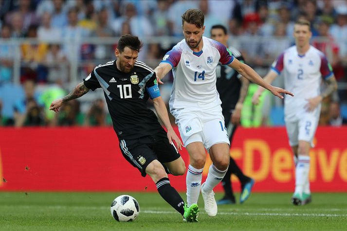 Kári Árnason tekst á við Messi í Moskvu árið 2018. Ný kynslóð íslenskra landsliðsmanna fær að taka á Argentínumanninum í sumar.