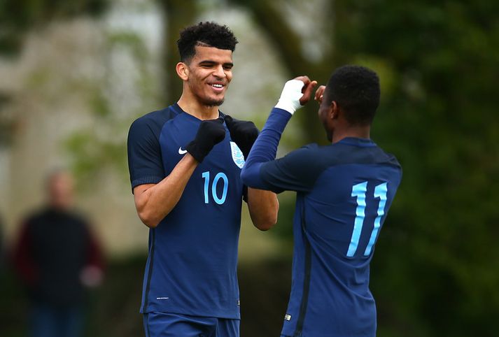 Dominic Solanke fagnar í leik með U-20 liði Englands.