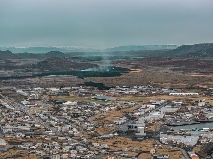 Unnið er að því að koma varaaflsstöð Landsnets aftur í bæinn til að fá rafmagn á bæinn. 