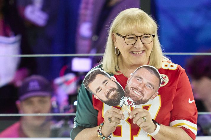 Donna Kelce bregður á leik á fjölmiðlakvöldi Super Bowl leiksins sem fór fram í Phoenix á mánudagskvöldið.