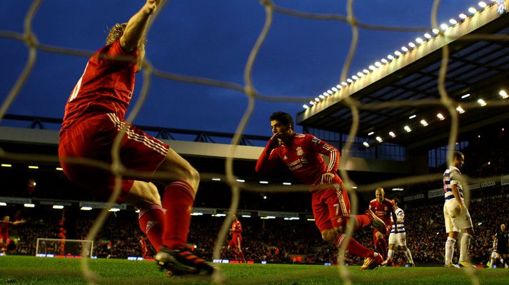 Luis Suarez fagnar marki með Liverpool.
