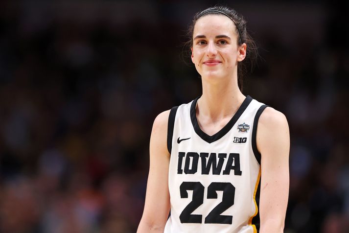 Caitlin Clark spilar með Iowa Hawkeyes í bandaríska háskólakörfuboltanum og er risastjarna í bandarískum íþróttum í dag.