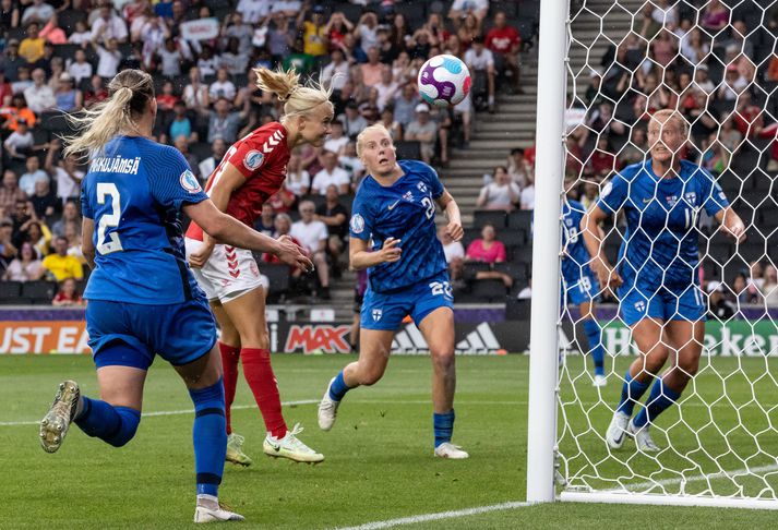 Pernille Harder skoraði sigurmarkið með skalla af stuttu færi. 