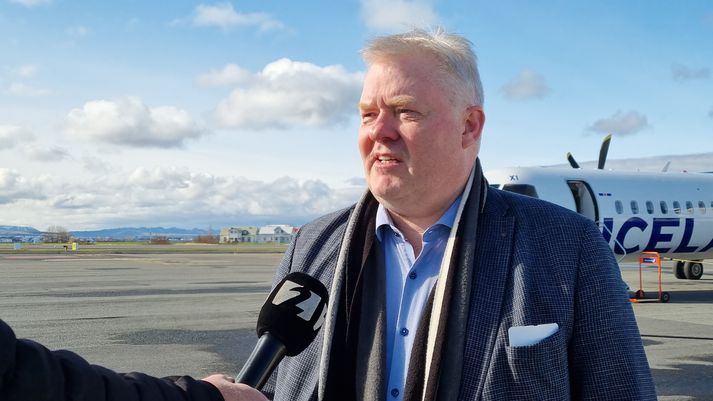 Sigurður Ingi Jóhannsson innviðaráðherra á Reykjavíkurflugvelli.