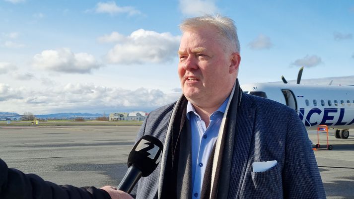 Sigurður Ingi Jóhannsson innviðaráðherra á Reykjavíkurflugvelli í morgun en hann var að koma úr flugi frá Egilsstöðum. Fyrir aftan má sjá svæðið umdeilda í Skerjafirði.