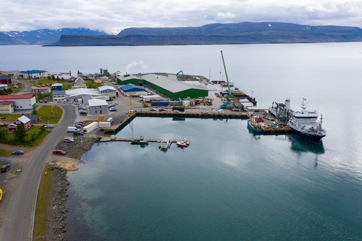 Maðurinn stýrði skipinu í ótilgreinda höfn á Vestfjörðum. Þetta er höfnin á Bíldudal.