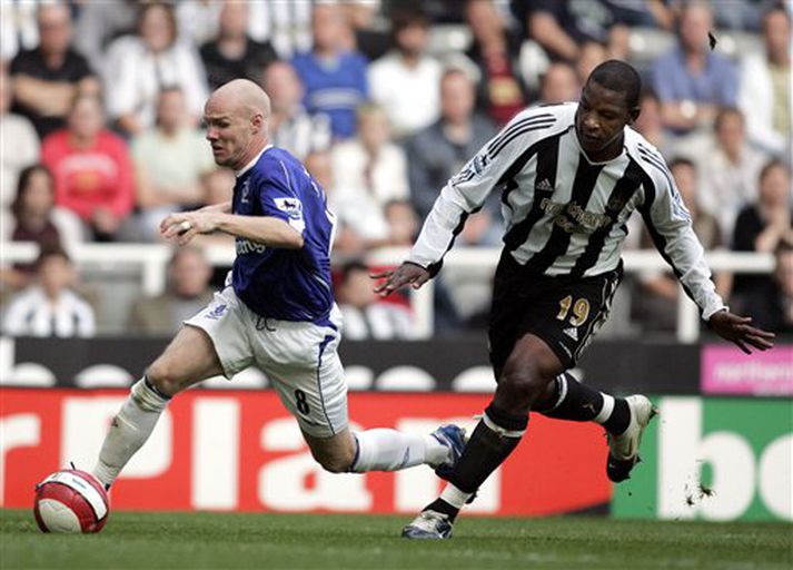 Andy Johnson hjá Everton leikur á Titus Bramble hjá Newcastle í leik liðanna á Sunnudag
