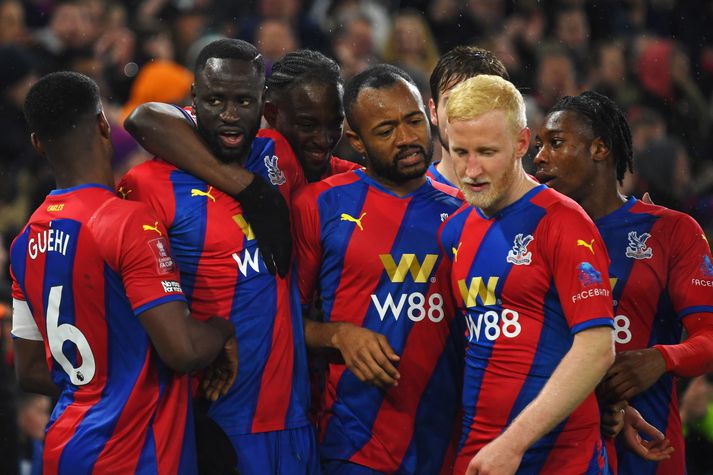 Crystal Palace v Stoke City: The Emirates FA Cup Fifth Round LONDON, ENGLAND - MARCH 01: Cheikhou Kouyate of Crystal Palace celebrates their sides first goal with team mates during the Emirates FA Cup Fifth Round match between Crystal Palace and Stoke City at Selhurst Park on March 01, 2022 in London, England. (Photo by Tom Dulat/Getty Images)