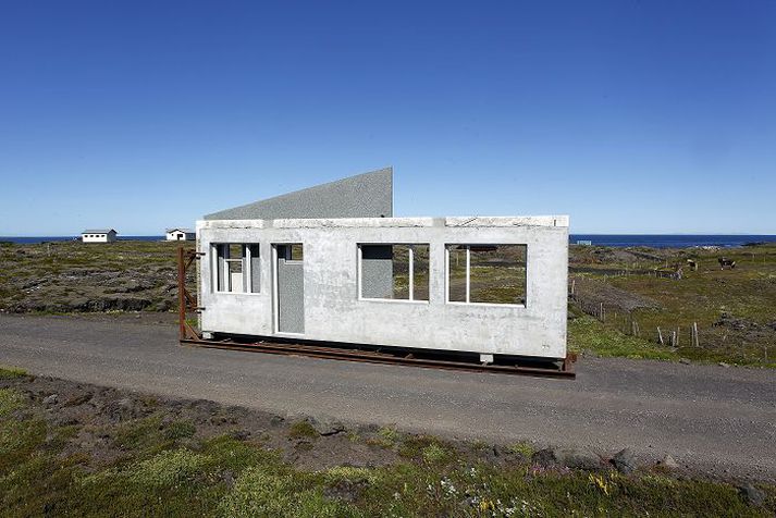 Séð frá Reykjanesbraut Húseiningarnar blasa við frá Reykjanesbrautinni og líkjast helst listaverki sem hefur verið komið þarna fyrir. fréttablaðið/pjetur