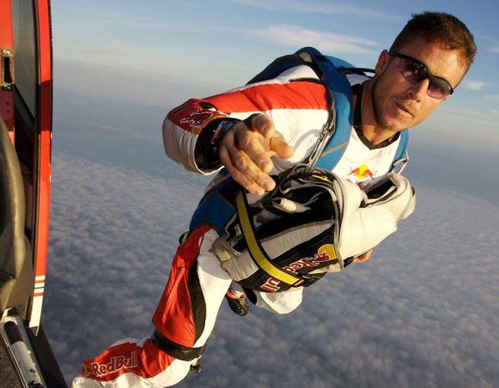 Fallhífarstökkvarinn Felix Baumgartner hætti við tilraun sína við heimsmet í fallhífarstökki sem átti að fara fram í dag.