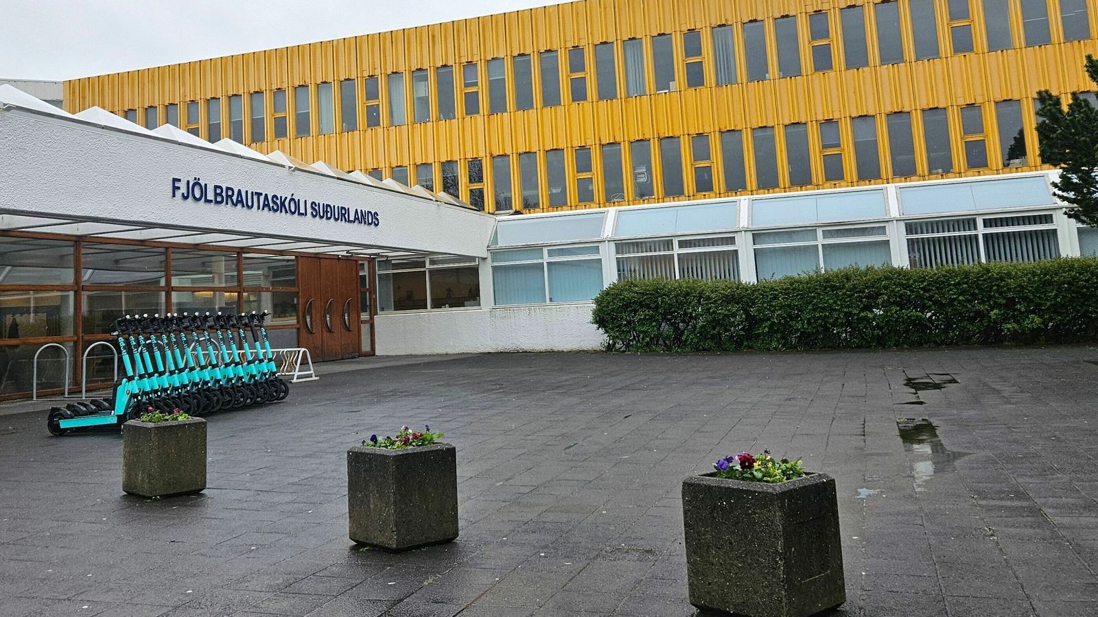 Lög­regla kölluð til vegna slags­mála og hnífaburðar