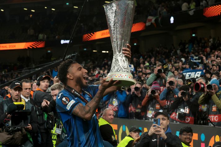 Éderson fagnar sigri Atalanta á Bayer Leverkusen í úrslitaleik Evrópudeildarinnar.