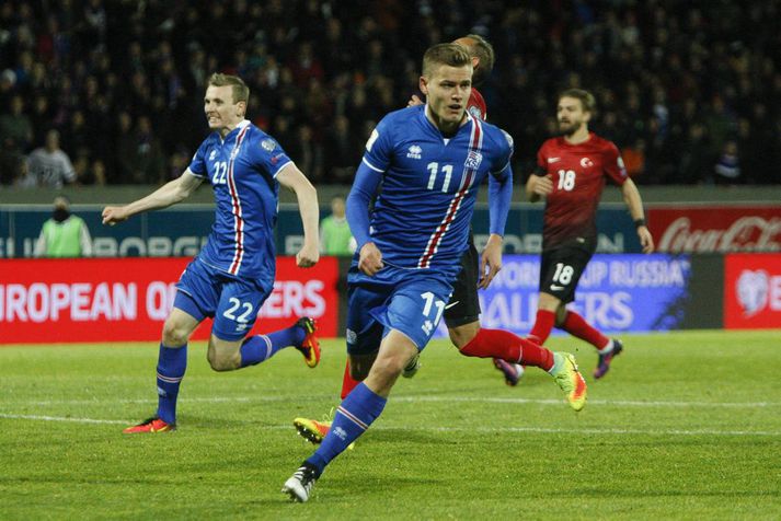 Alfreð Finnbogason fagnar marki í 2-0 sigri á Tyrklandi.