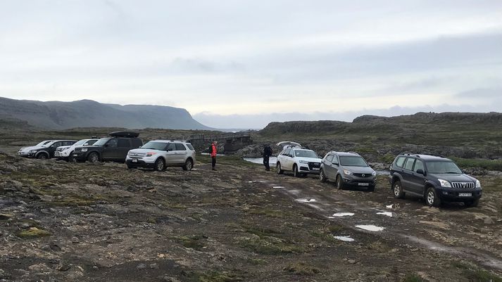 Jeppafjöldi við göngubrúna yfir Hvalá í Ófeigsfirði síðastliðinn sunnudag. Þar er Hvalárfoss.