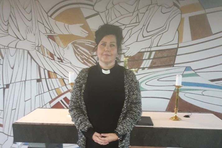 Ingibjörg er menntaður kennari með sérstaka áherslu á sérkennslu en ákvað svo á fimmtugsaldri að verða djákni og svo prestur. 