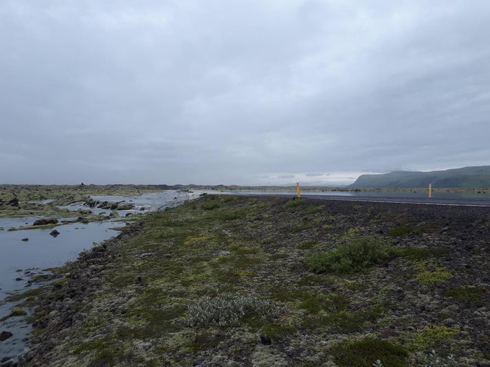 Frá Suðurlandsvegi um Eldhraun á mánudag. Mikið vatn hefur flætt yfir veginn.