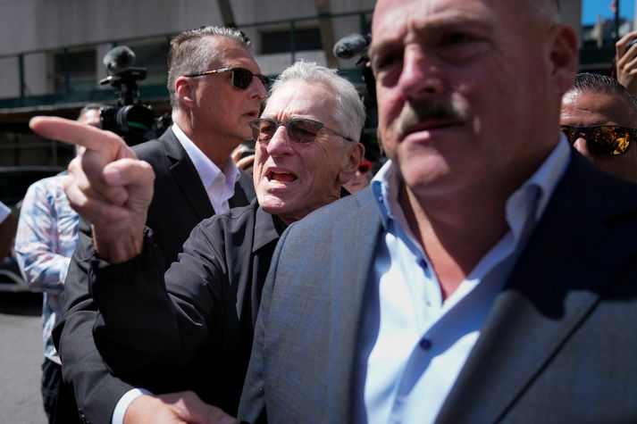 De Niro er áttatíu ára gamall, eignaðist barn í fyrra og lætur stjórnmálin í Bandaríkjunum sig varða. 