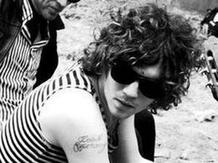 Duncan McKnight er söngvari The Virgin Tongues.