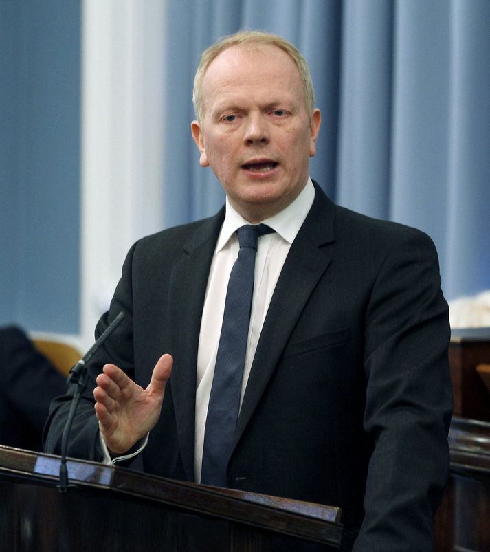 Í að minnsta kosti sjö löndum voru lánin lægri en framfærsluþörf, segir í svari Illuga Gunnarssonar.