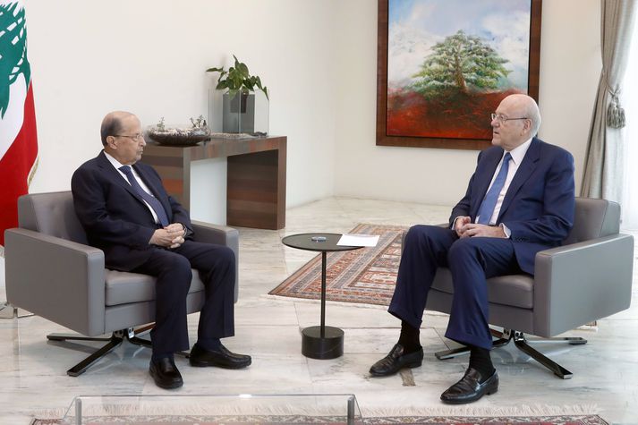 Michel Aoun forseti og Najib Mikati, nýr forsætisráðherra Líbanons, á fundi fyrr í dag.