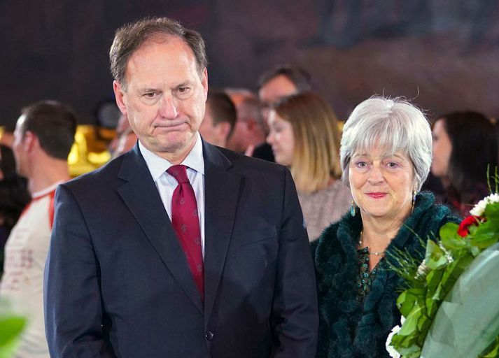 Samuel Alito, hæstaréttardómari, með spúsu sinni, Mörthu-Ann. Dómarinn sagði Fox News að nágranna þeirra væru „mjög pólitískir“ og að Martha-Ann hefði flaggað fánanum á hvolf í stuttan tíma til að svara móðgandi skiltum á lóð nágranna.