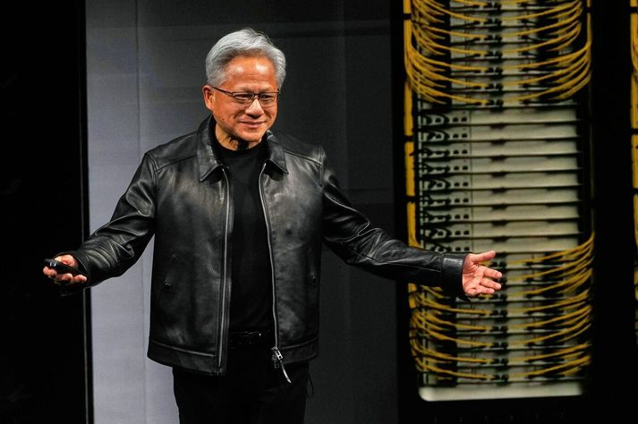 Jenesen Huang er forstjóri Nvidia. Það hefur stækkað gífurlega hratt á undanförnum árum og er orðið verðmætasta fyrirtæki heims, á grunni þess að framleiða búnað fyrir gagnaver ætluð gervigreind.