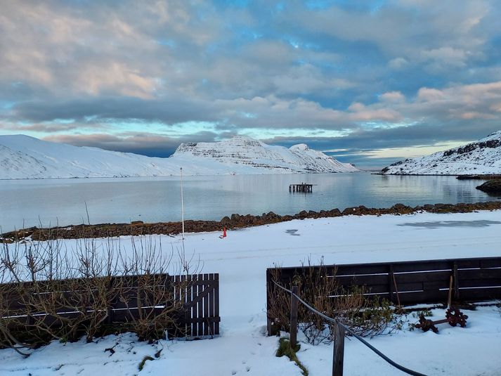 Svona var útsýnið seinni partinn í gær af tröppunum á Hótel Djúpavík.