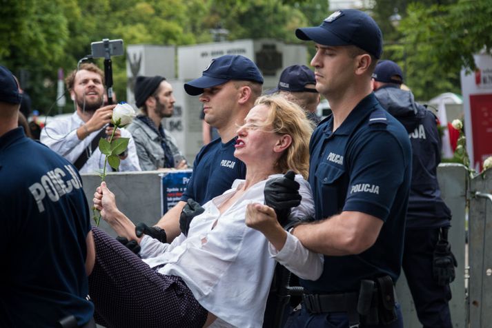 Þúsundir mótmæla í Varsjá og krefjast þess að forsetinn hafni umdeildum lögum.