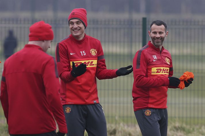 Nemanja Vidic grínast á æfingu með Manchester United.