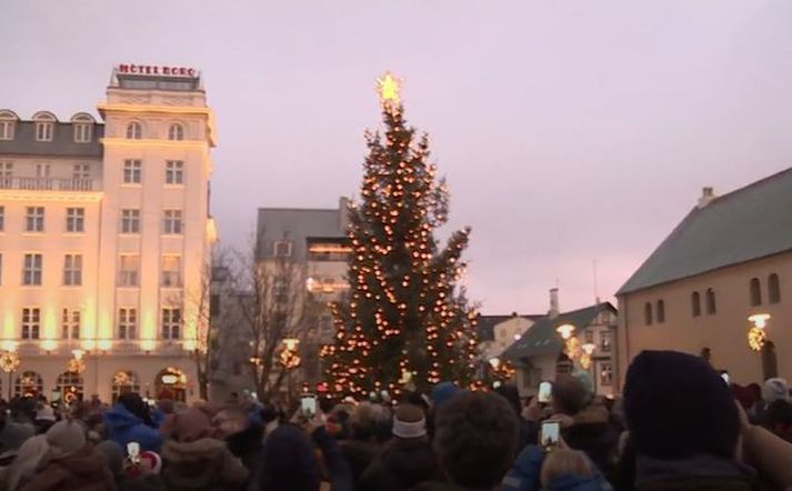 Það var hátíðlegt á Austurvelli þegar fréttastofa mætti þangað síðdegis í dag.