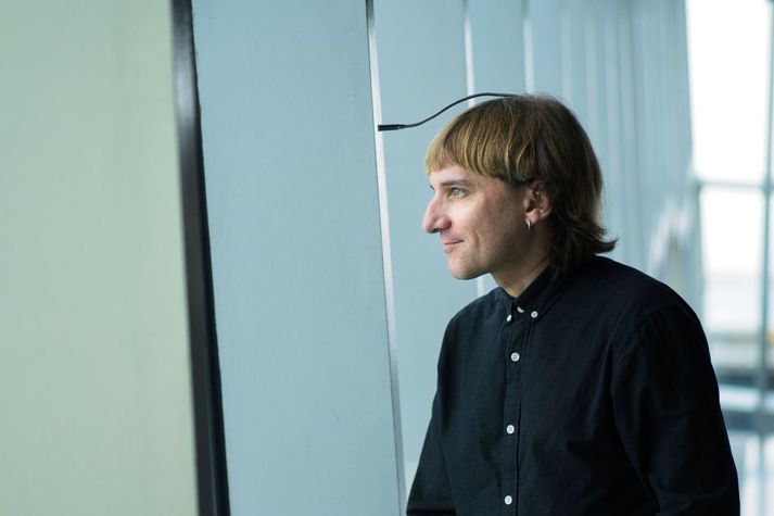 Neil Harbisson, framtíðarhugsuður og „cyborg-listamaður“ í Hörpu í dag. Hann er hér á landi á vegum Orkuveitunnar, sem fékk hann til að flytja erindi á viðburði undir yfirskriftinni „Hrein tækifæri“.