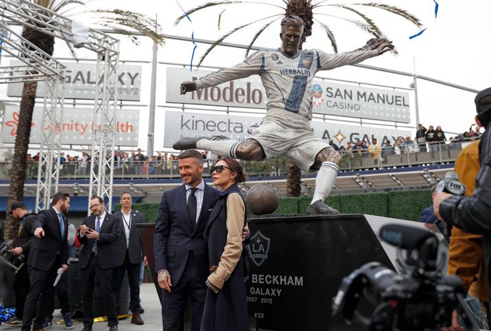 Beckham-hjónin sitja fyrir með styttunni