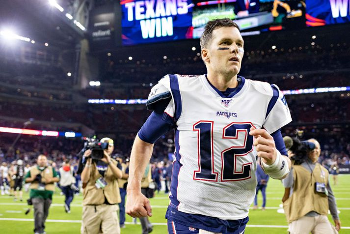 Brady hleypur af velli eftir tapið gegn Houston.