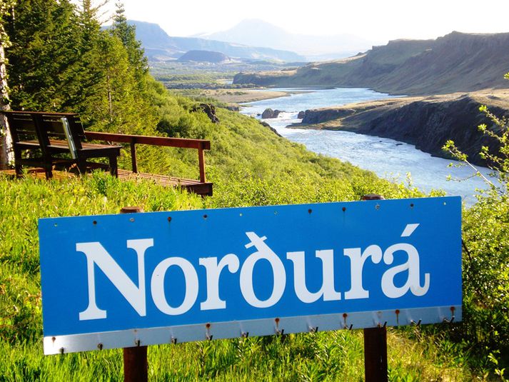 Nýtt holl þegar komið með sex laxa og veðrið að batna.