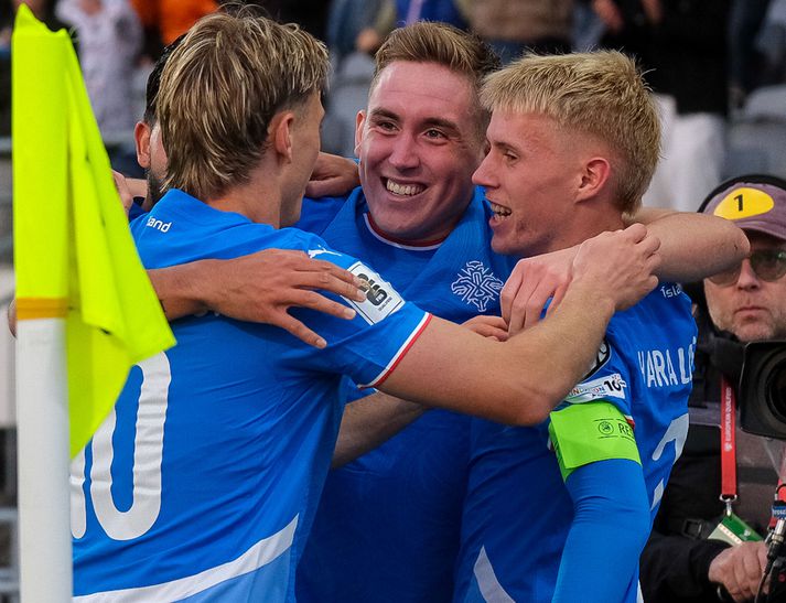 Ísak Bergmann Jóhannesson skoraði tvö mörk gegn Aserbaísjan. Hér fagnar hann með Alberti Guðmundssyni og Hákoni Arnari Haraldssyni.