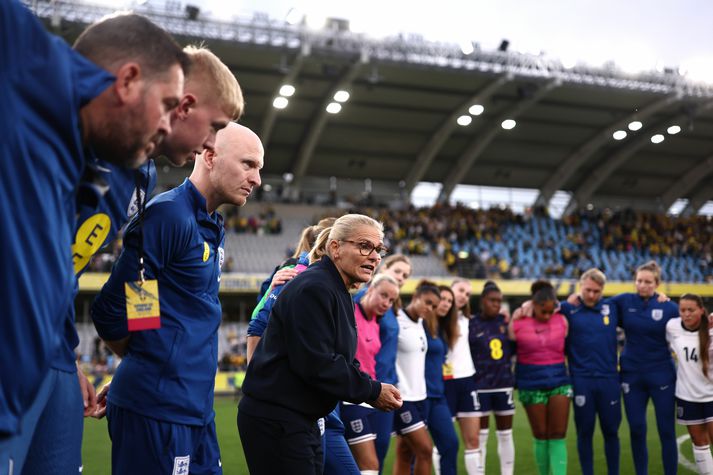 Sarina Wiegman ræðir við leikmenn enska landsliðsins eftir leikinn gegn Svíþjóð í gær. Hann endaði með markalausu jafntefli sem dugði Englandi til að komast á EM 2025.