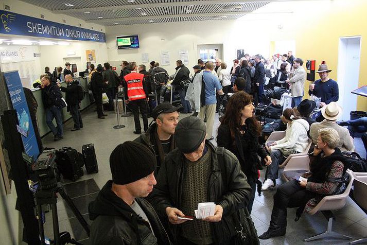 Mannhaf á Akureyrarflugvelli. Farþegar Iceland Express til Berlínar fylltu vel út í flugstöðina á Akureyrarflugvelli í gær.
Mynd/Örlygur Hnefill