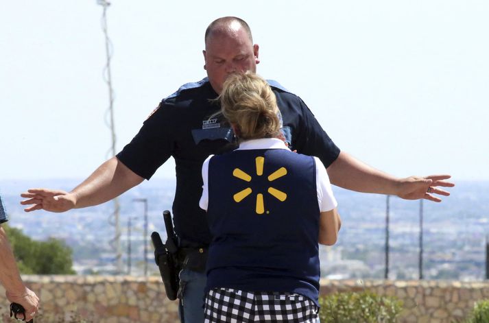 Lögreglumaður ræðir við starfsmann Walmart.