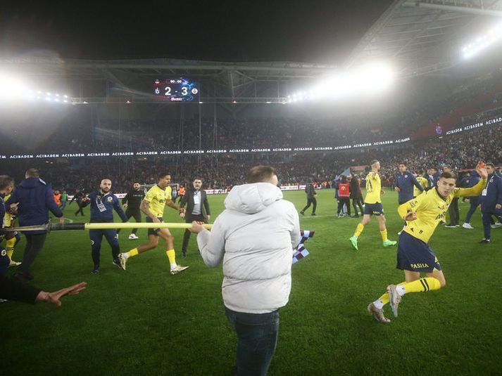 Frá óeirðunum þar sem stuðningsmenn Trabzsonspor réðust á leikmenn Fenerbahce. 