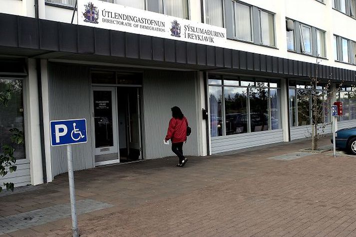 Löng röð var hjá Sýslumanninum í Reykjavík vegna nýskráningar samlagsfélaga um áramótin. Fréttablaðið/stefán