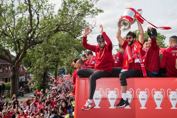 Jürgen Klopp og Alisson Becker í síðustu skrúðgöngu Liverpool liðsins eftir sigur í Meistaradeildinni í júní 2019.