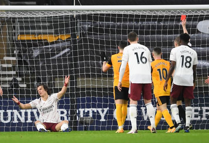 David Luiz svekktur með rauða spjaldið sem Craig Pawson gaf honum í leik Arsenal og Wolves á þriðjudaginn.