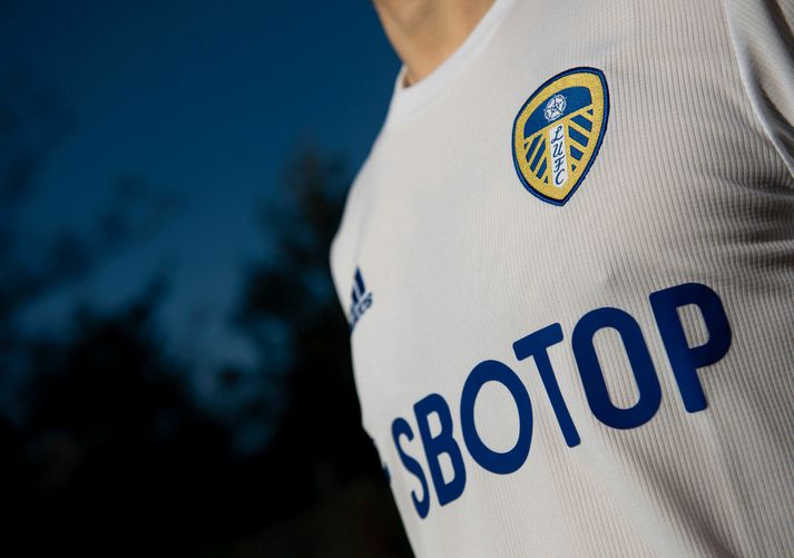 Treyja Leeds United mun bera merki Red Bull á næsta tímabili.