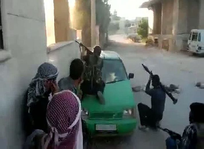 Sýrlenskir uppreisnarmenn taka sér stöðu með sprengjuvörpur í Kfar Nubul í í Idlib í norðvesturhluta landsins. Nordicphotos/afp