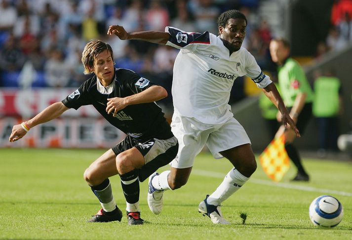 Okocha í baráttunni með Bolton.