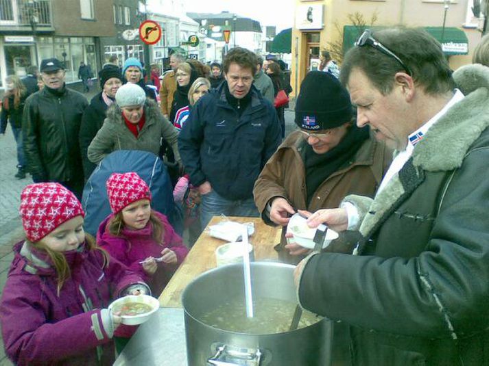 Fjöldi fólks fékk sér súpu á Skólavörðustígnum.